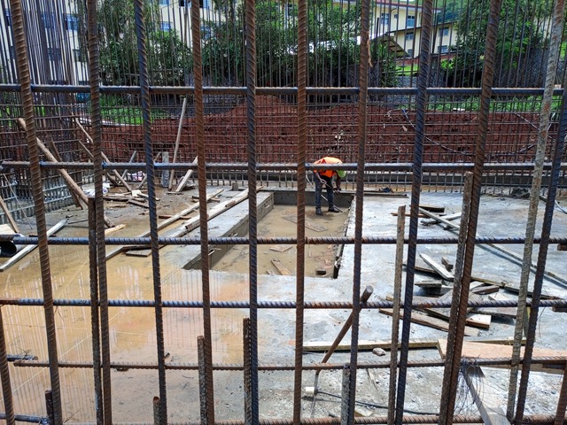 May 2024: The floor is complete. The rectangular cutout is for the base-frame that will hold the linear accelerator in place.